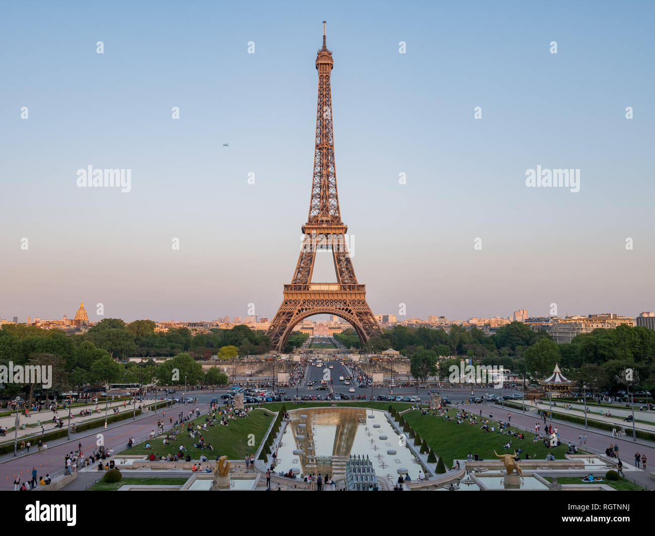Après-midi vue sur la célèbre Tour Eiffel en France Banque D'Images