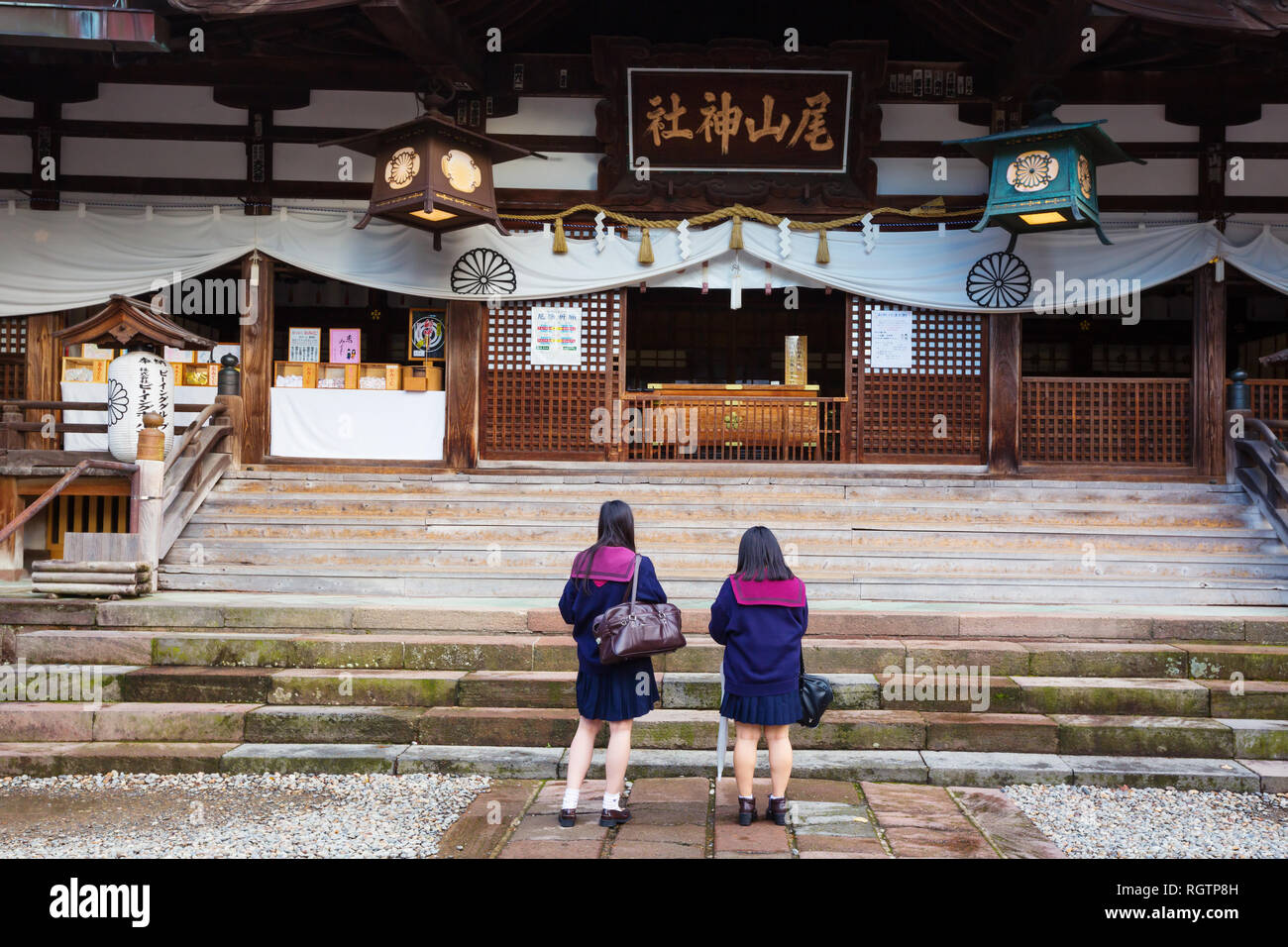 Deux écolières japonaise prier à Oyama Jinja. Kanazawa, Japon Banque D'Images