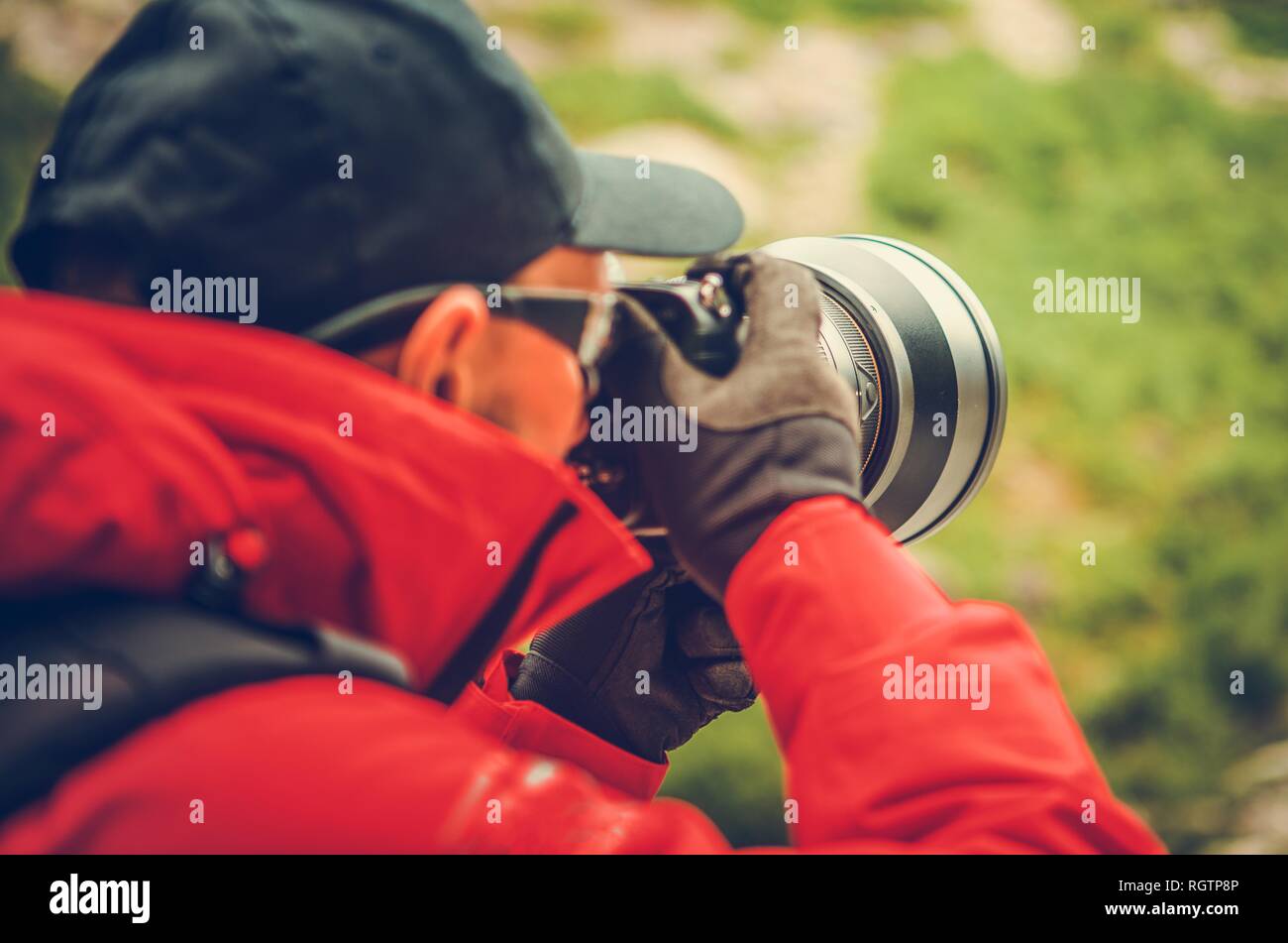 Nature photographie au téléobjectif. Portrait Photographe professionnel avec de grands super-téléobjectif attaché à l'appareil photo numérique. Banque D'Images