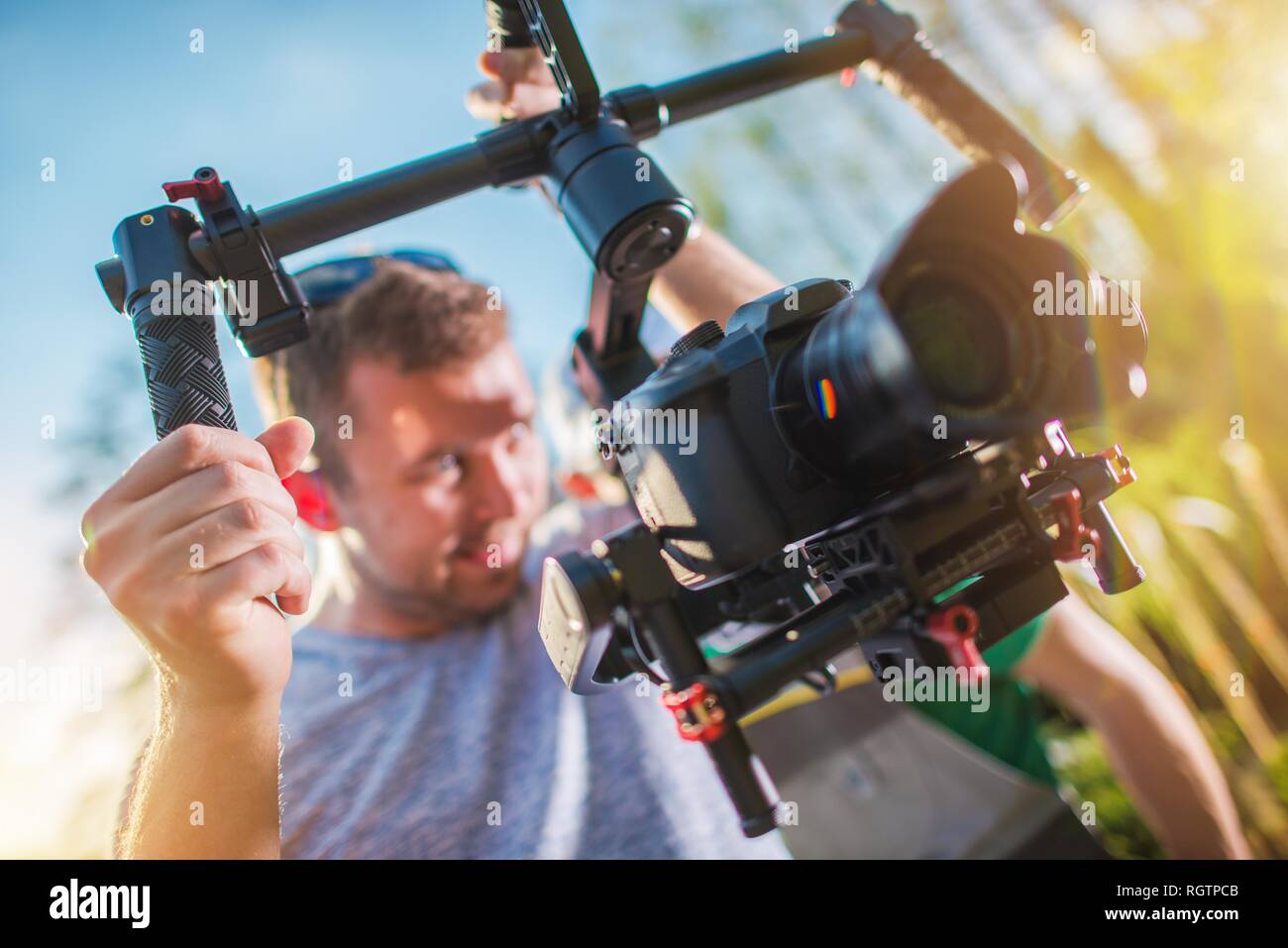 Vidéo numérique DSLR caméra sur un berceau. Caméraman de race blanche avec Motion Photo caméra installée sur Professional Buitenspiegel. Banque D'Images
