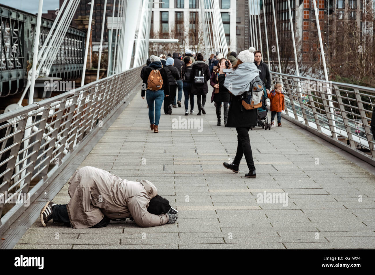 London,UK - 26 janvier 2019 : les sans-abri dans une position de prière, mendier dans Hungerford Bridge près de Waterloo Station, London Banque D'Images