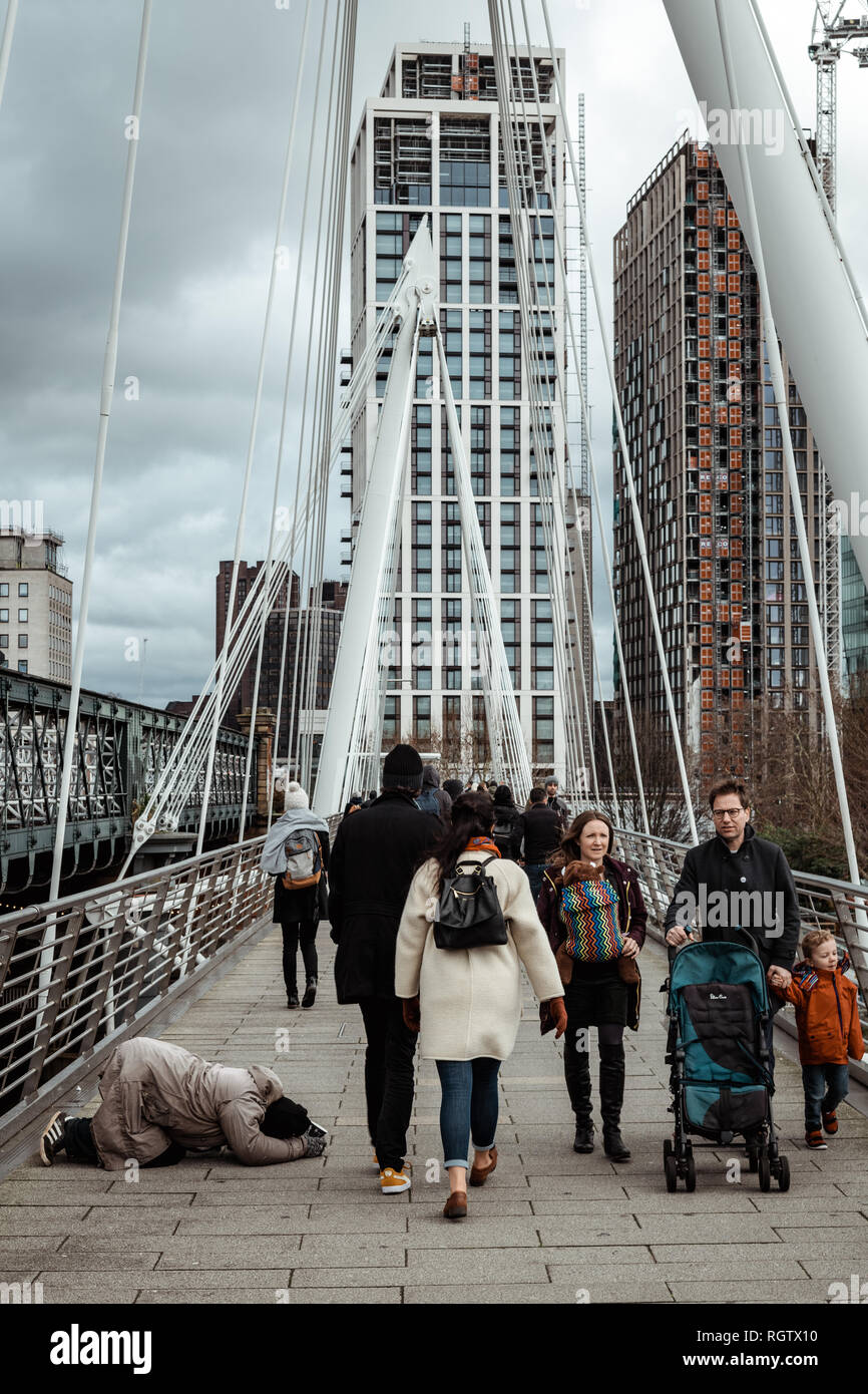 London,UK - 26 janvier 2019 : les sans-abri dans une position de prière, mendier dans Hungerford Bridge près de Waterloo Station, London Banque D'Images