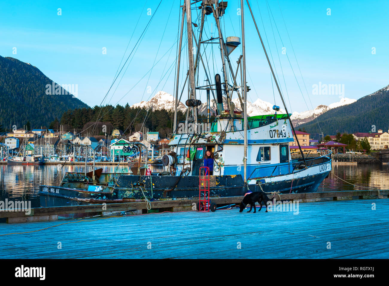 Le troller est amarré à la plate-forme de travail sur l'île de Japonski, Sitka, Alaska, États-Unis. Banque D'Images