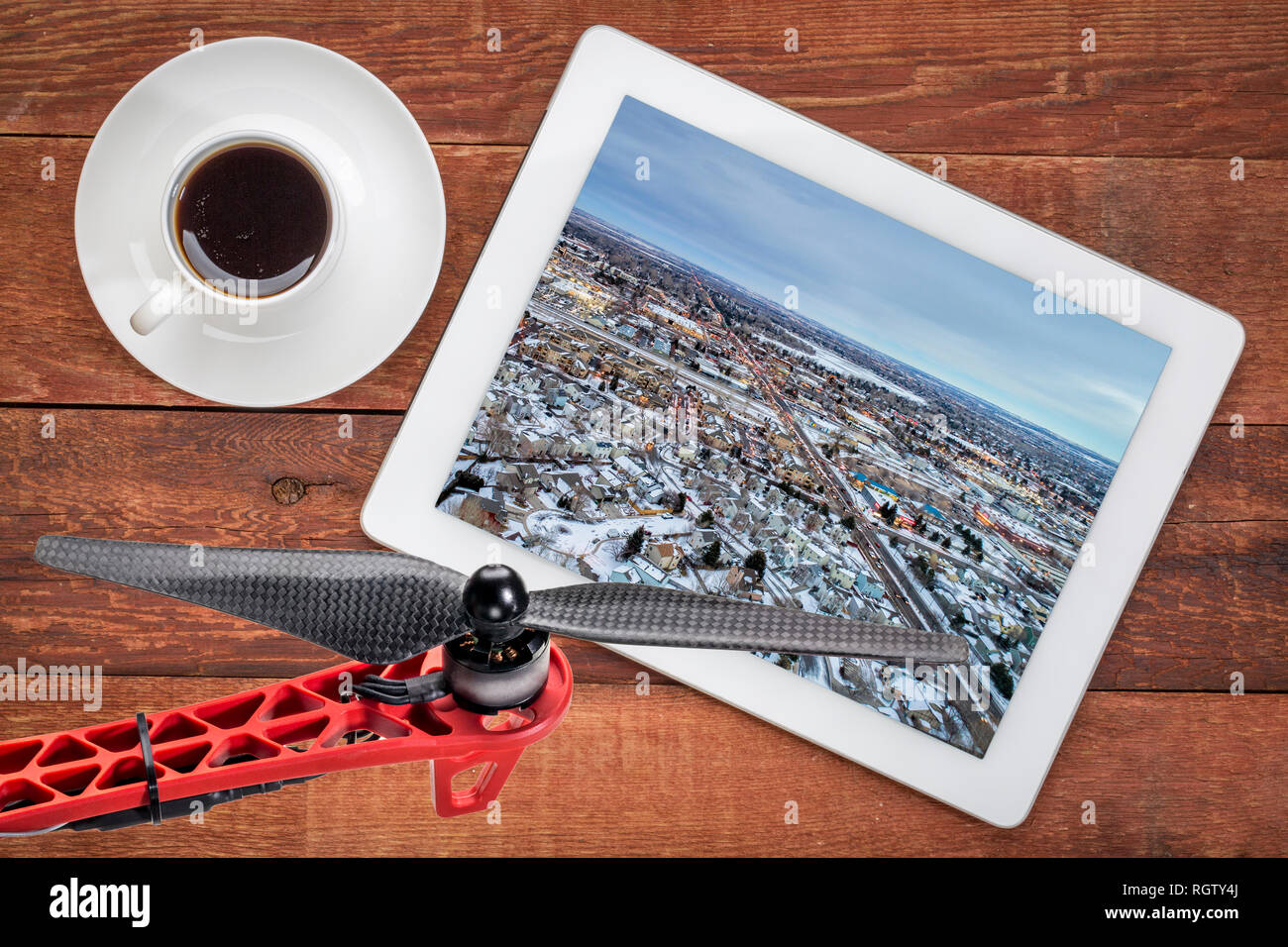 Crépuscule sur l'hiver - ville de l'examen d'une image aérienne du quartier résidentiel et commerçant de la ville de Fort Collins dans le Colorado sur une tablette numérique Banque D'Images