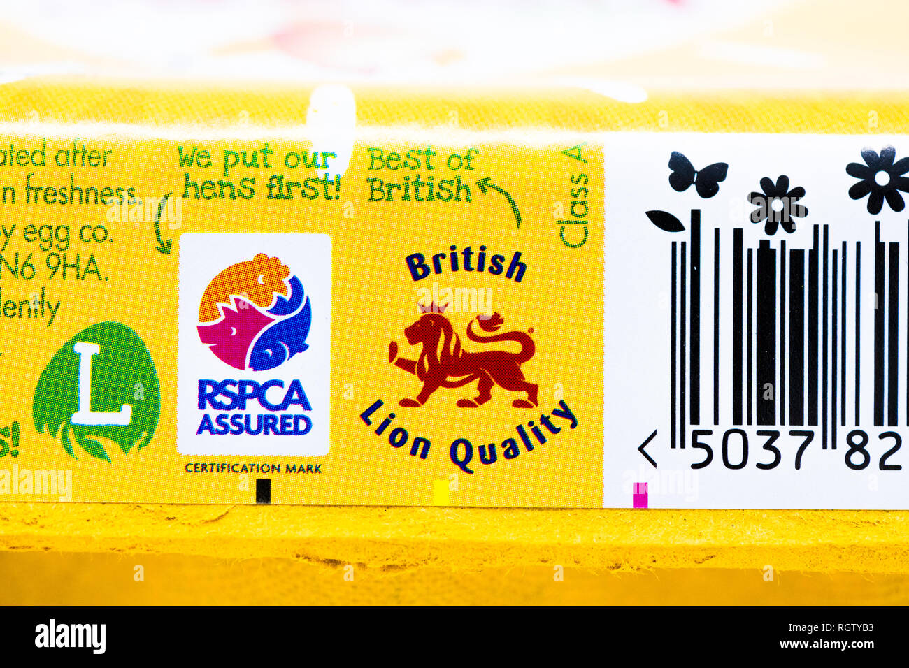 La boîte à œufs oeufs heureux co. estampillés avec le lion britannique qualité et la RSPCA assuré logo. Banque D'Images