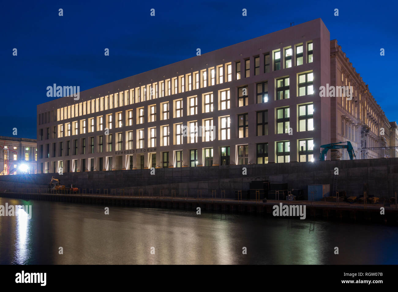 Vue de nuit nouveau Forum Humboldt museum sur l'île des musées à Berlin, Allemagne Banque D'Images