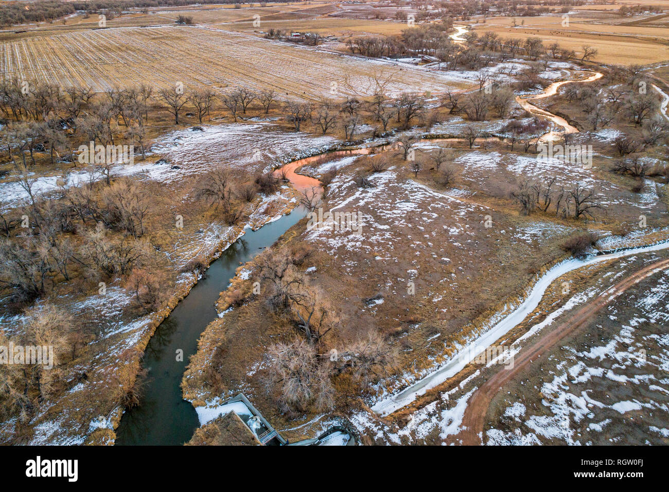 Les terres agricoles de l'est du Colorado et Big Thompson River au-dessus de son confluent avec la rivière South Platte, crépuscule d'hiver ar vue aérienne Banque D'Images