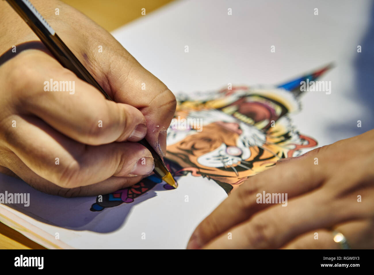 CIRCA 2018 ALICANTE JUSTE TATOUAGE tatoueur dessiner un croquis d'un stylo Banque D'Images