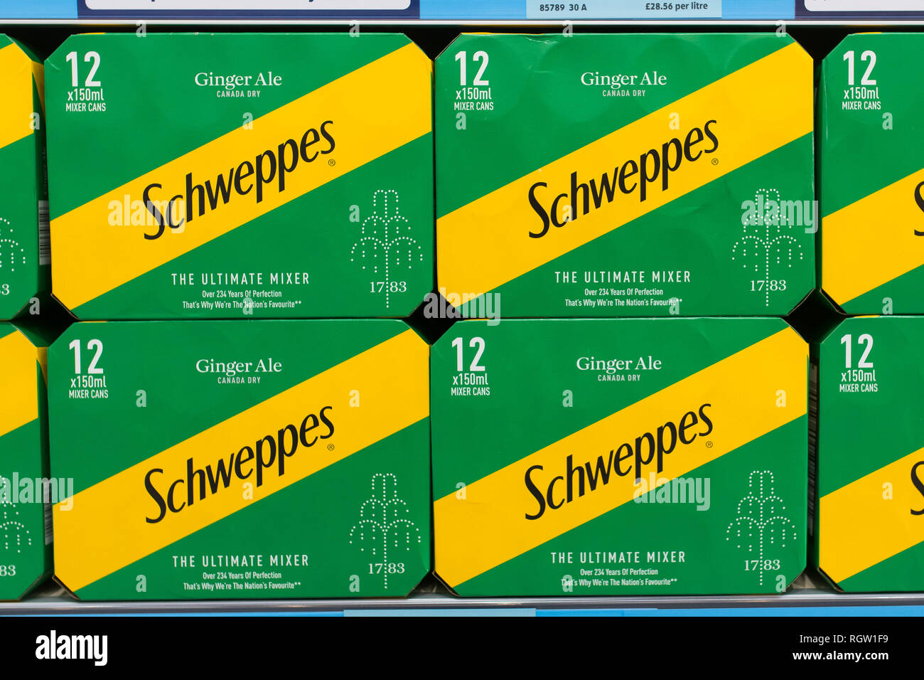 Les canettes de Schweppes en vente dans des boîtes sur une étagère de supermarché au Royaume-Uni. Banque D'Images