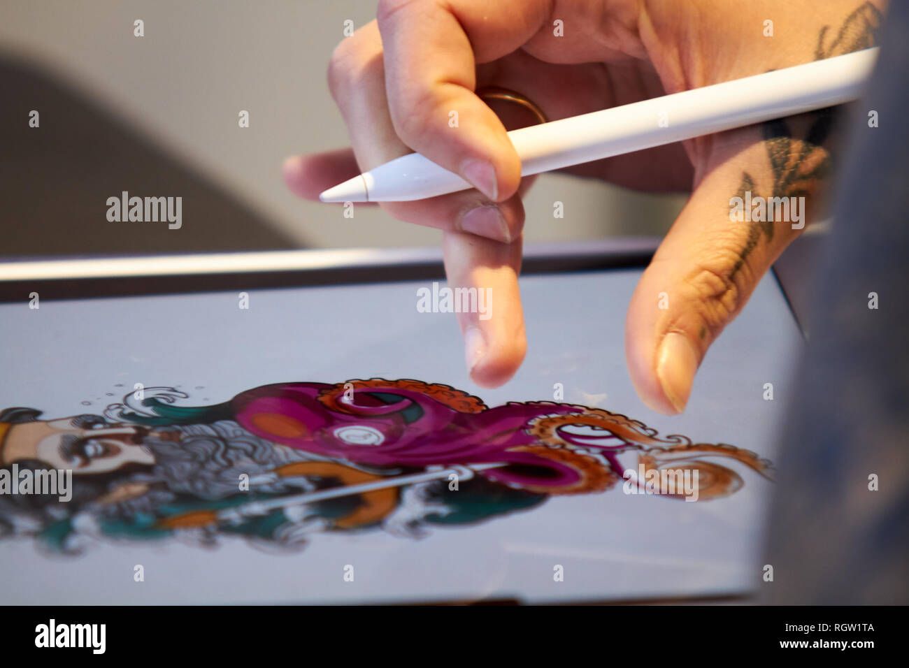 CIRCA 2018 ALICANTE JUSTE TATOUAGE tatoueur dessiner un croquis sur une tablette avec un stylo Banque D'Images