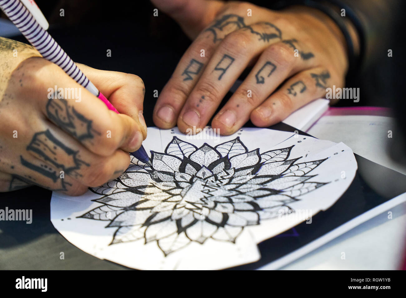 CIRCA 2018 ALICANTE JUSTE TATOUAGE tatoueur dessiner un croquis d'un stylo Banque D'Images