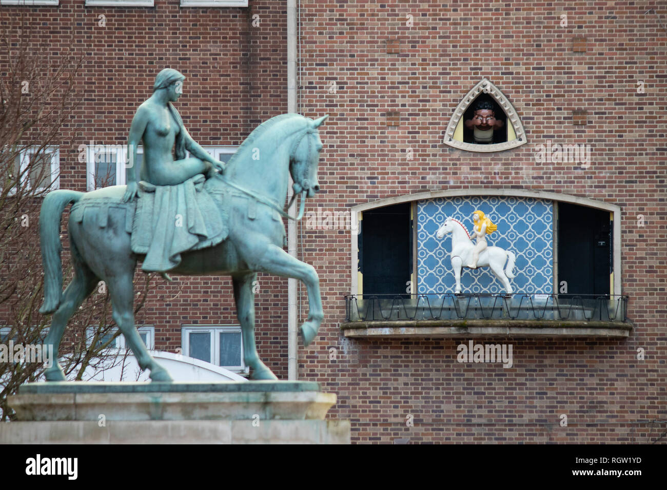L'horloge de Godiva Broadgate, Coventry, Royaume-Uni. Sur l'heure un modèle Lady Godiva apparaît comme la porte ouverte. Une autre porte s'ouvre et voyeur peut être vu. Banque D'Images