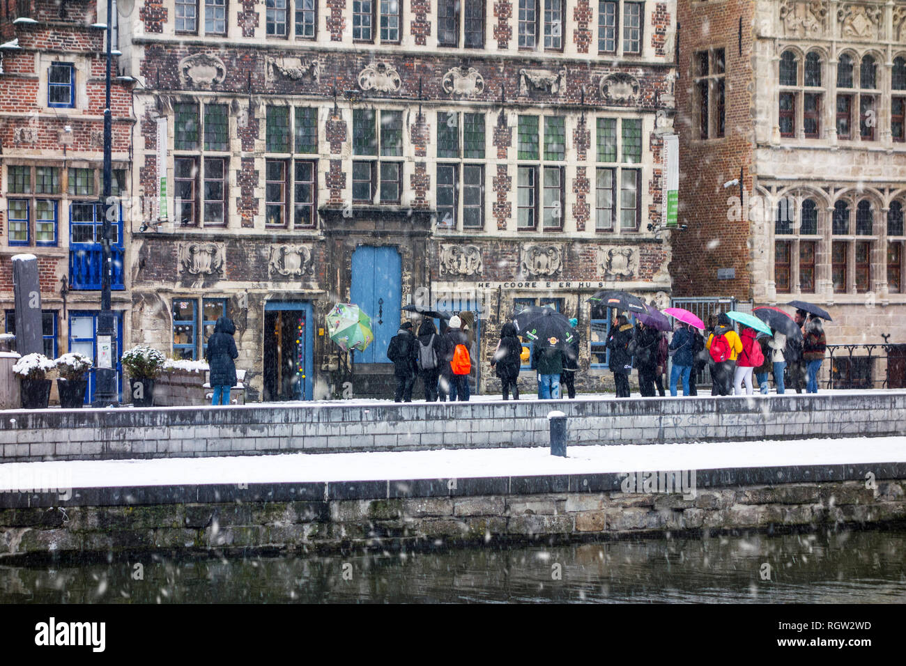 Visite guidée avec les touristes qui visitent la ville de Gand au cours de neige en hiver, Flandre orientale, Belgique Banque D'Images