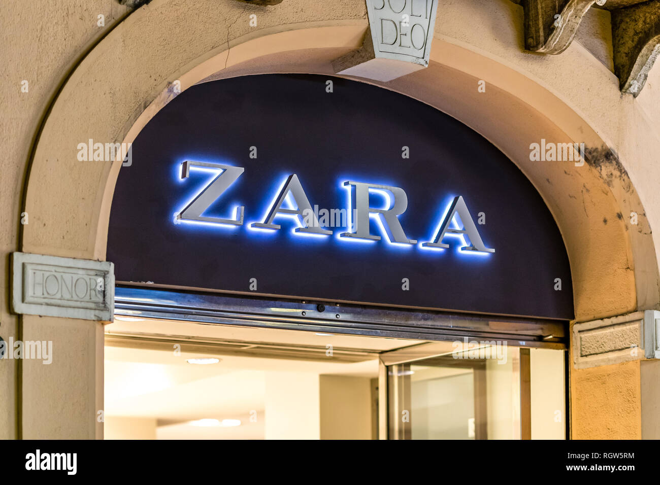 RAVENNA, ITALIE - Le 17 janvier 2019 : lumières sont éclairantes ZARA logo sur storefront Banque D'Images