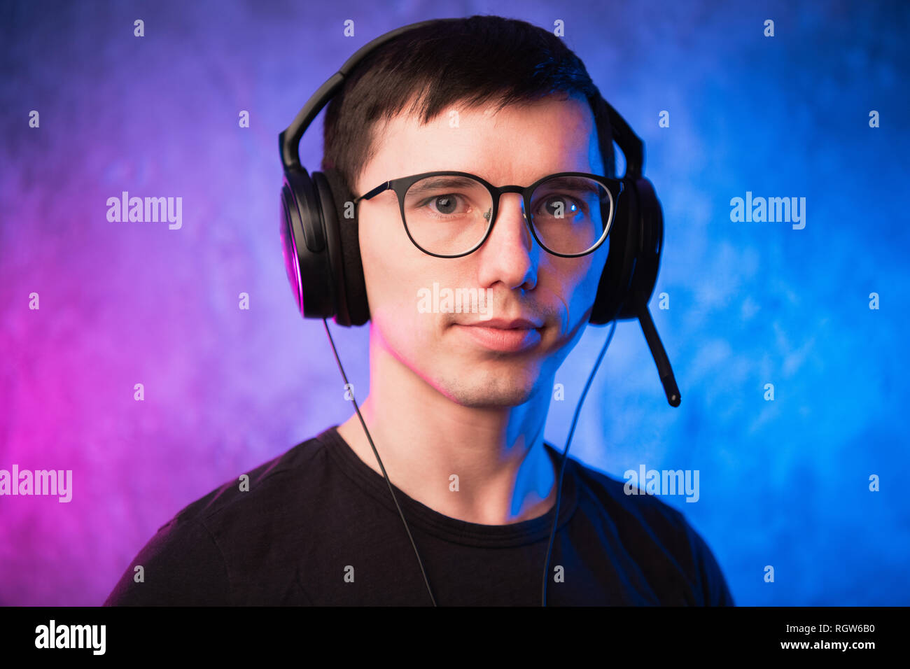 Portrait d'un jeune gamer joyeux dans le casque. Concept des Jeux d'ordinateur Banque D'Images