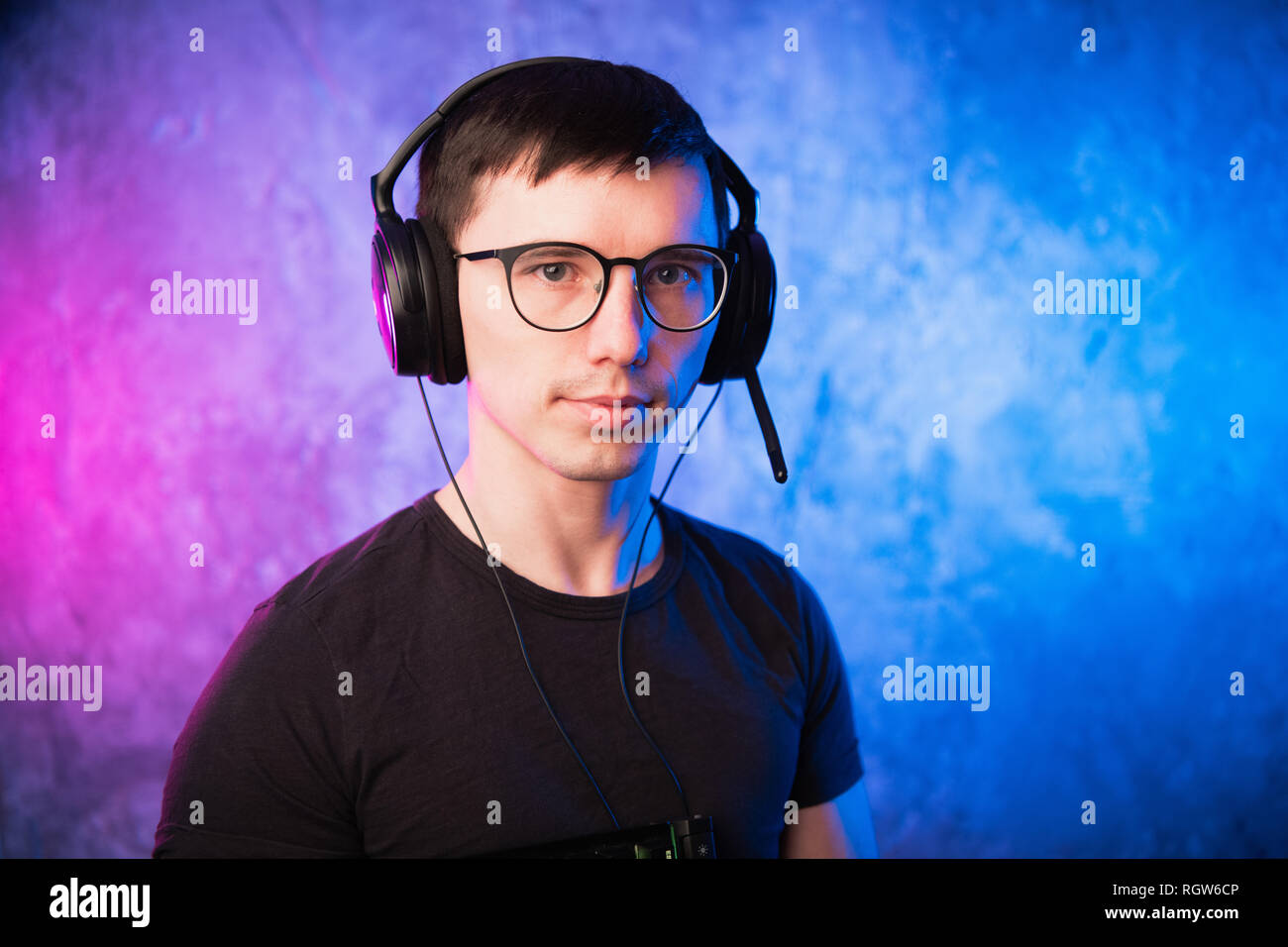 Portrait d'un jeune gamer joyeux dans le casque. Concept des Jeux d'ordinateur Banque D'Images