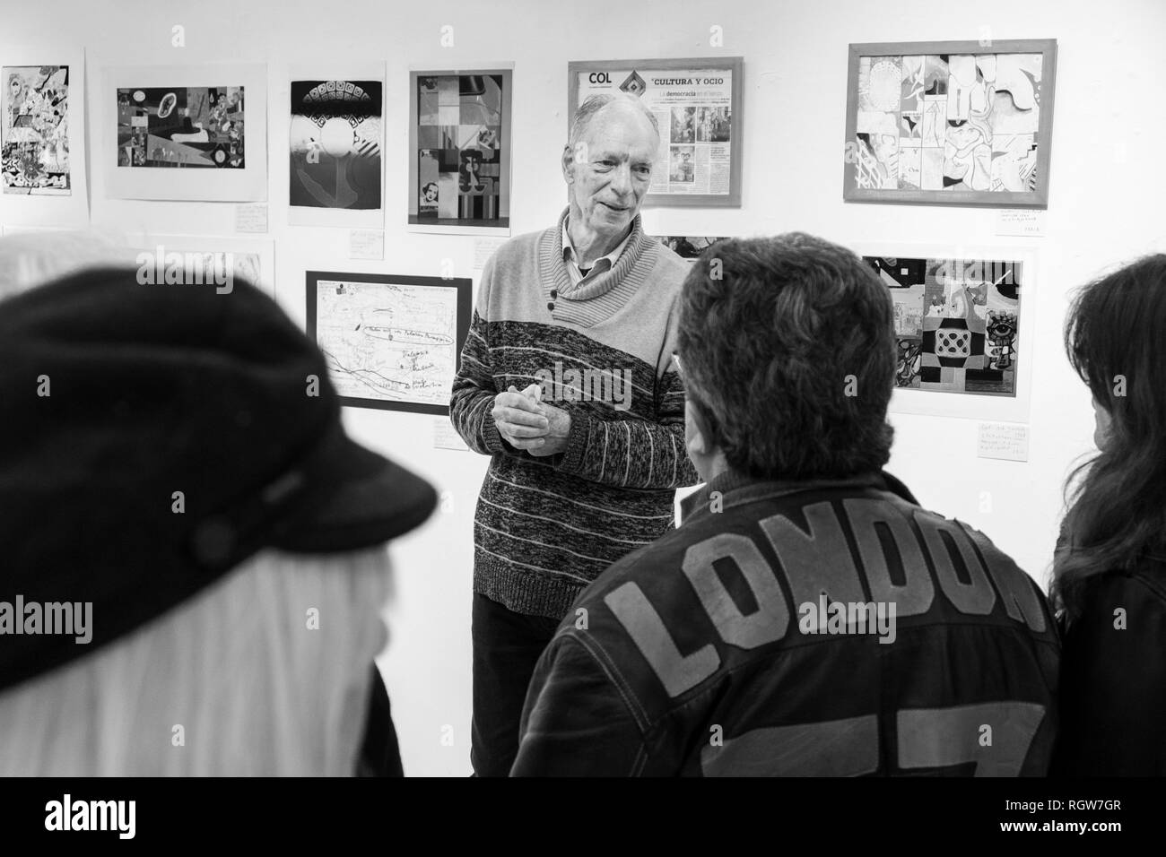 Marc Kuhn parle de l'artworks à l'ouverture de l'exposition '50 ans de Col Art' dans le centre culturel d'Adeje, 11 janvier 2019. Tenerife, Banque D'Images