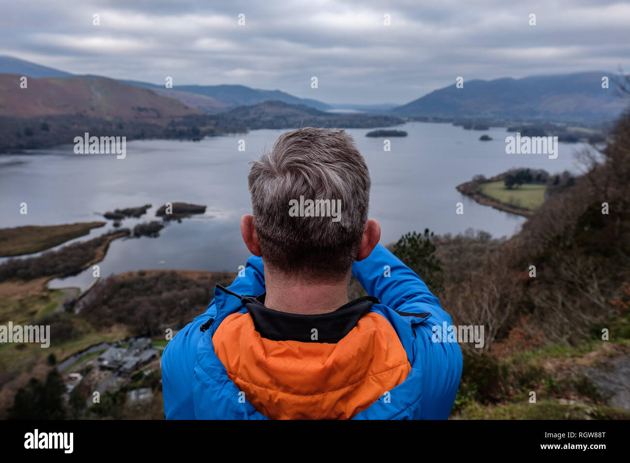 Donnant sur photographe Derwent Water dans le Lake District Banque D'Images