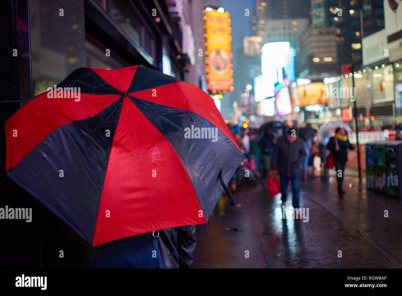 NEW YORK, NY - 14 mars 2016 : une personne avec parapluie dans la ville de New York. Banque D'Images