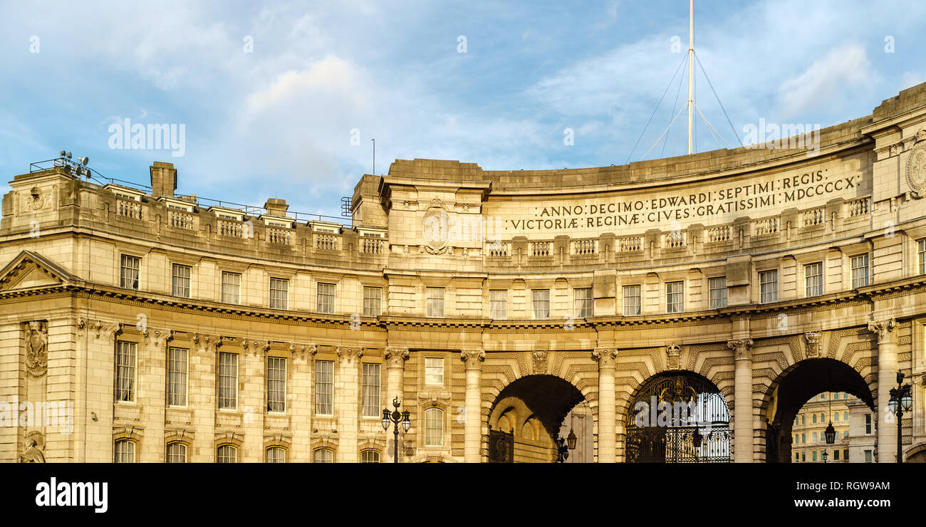 L'Admiralty Arch contre ciel, London, UK Banque D'Images