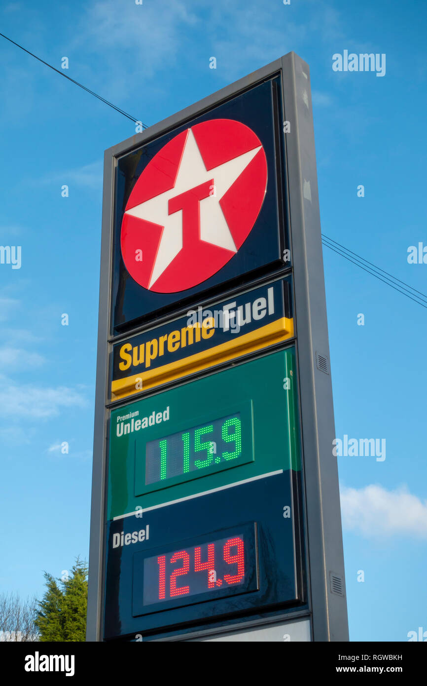 Parvis de la gare de carburant Texaco signent avec les prix du carburant Banque D'Images