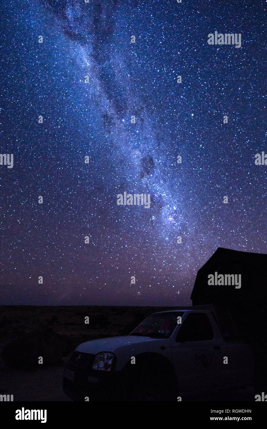 Spitzkoppe, Namibie - Juillet 31, 2018 : voiture 4x4 avec tente de toit en désert, la Namibie. L'Afrique. Stars un Milkyway outdoor Banque D'Images