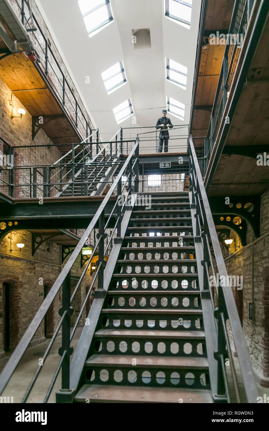 Escaliers et modèle de warder en devoir sur balcon, la prison de la