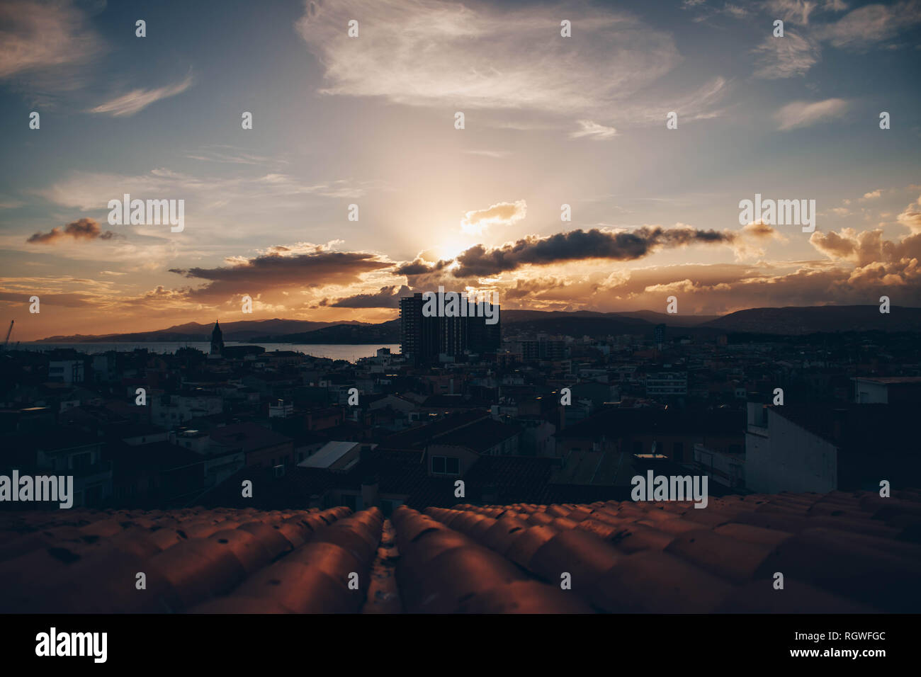Petites maisons et des appartements modernes à proximité de l'eau et vue pittoresque de ciel bleu avec des nuages au coucher du soleil Banque D'Images
