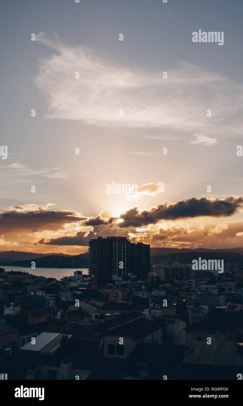 Petites maisons et des appartements modernes à proximité de l'eau et vue pittoresque de ciel bleu avec des nuages au coucher du soleil Banque D'Images