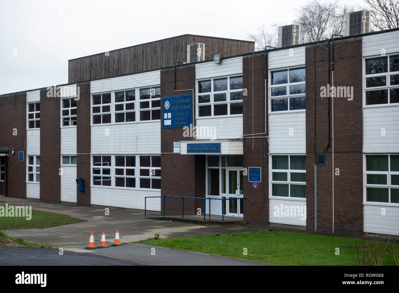 Le point d'être démoli Castlebrook High School building in Unsworth Bury. Banque D'Images