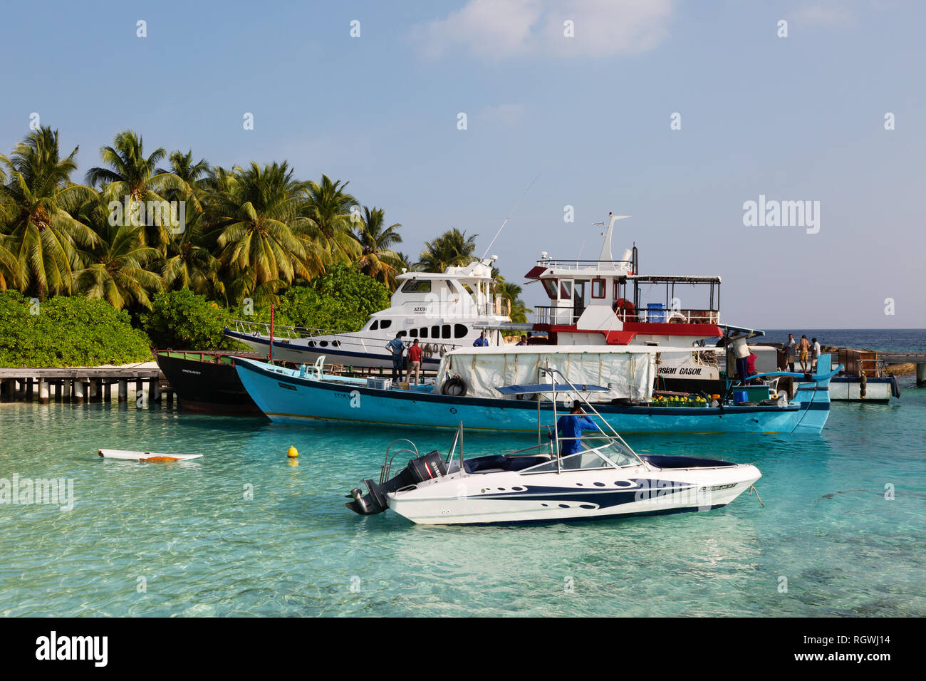 Maldives boat - travailler bénéficie d dans le petit port, l'île de Kuramathi island, atoll de Rasdhoo, les Maldives Asie Banque D'Images
