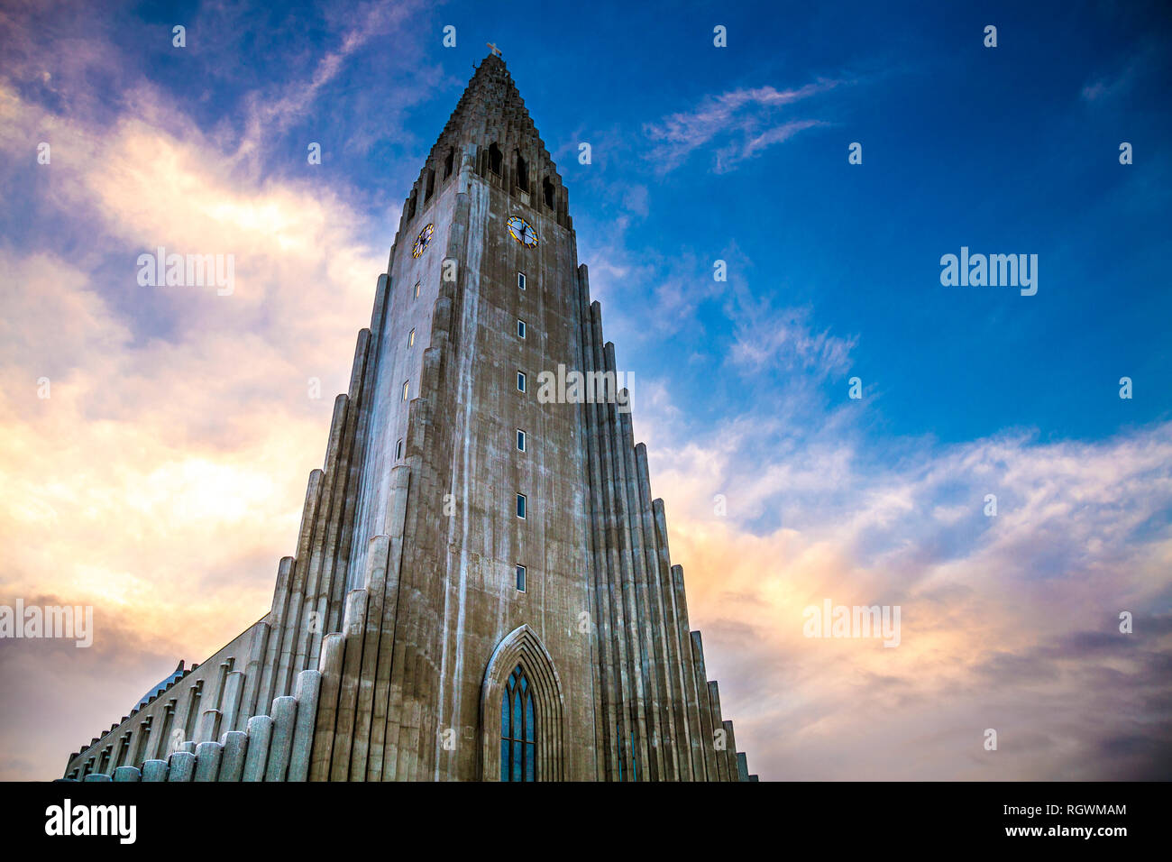L'église Hallgrímskirkja (Église Hallgrims) par l'architecte Guðjón Samúelsson à Reykjavík, Islande Banque D'Images