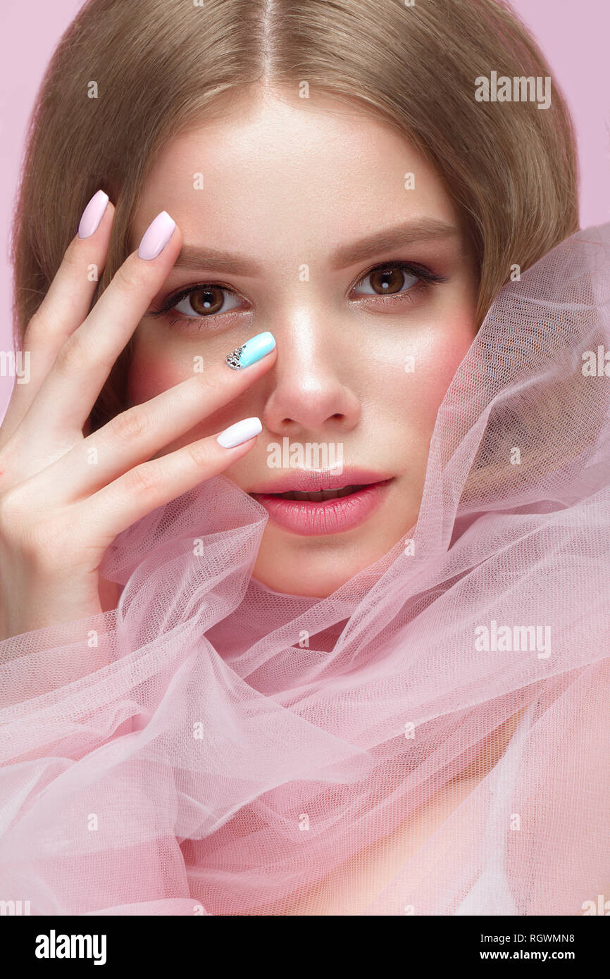 Belle fille avec la lumière douce et de maquillage manucure en vêtements rose. Beauté Visage. Ongles Design. Banque D'Images