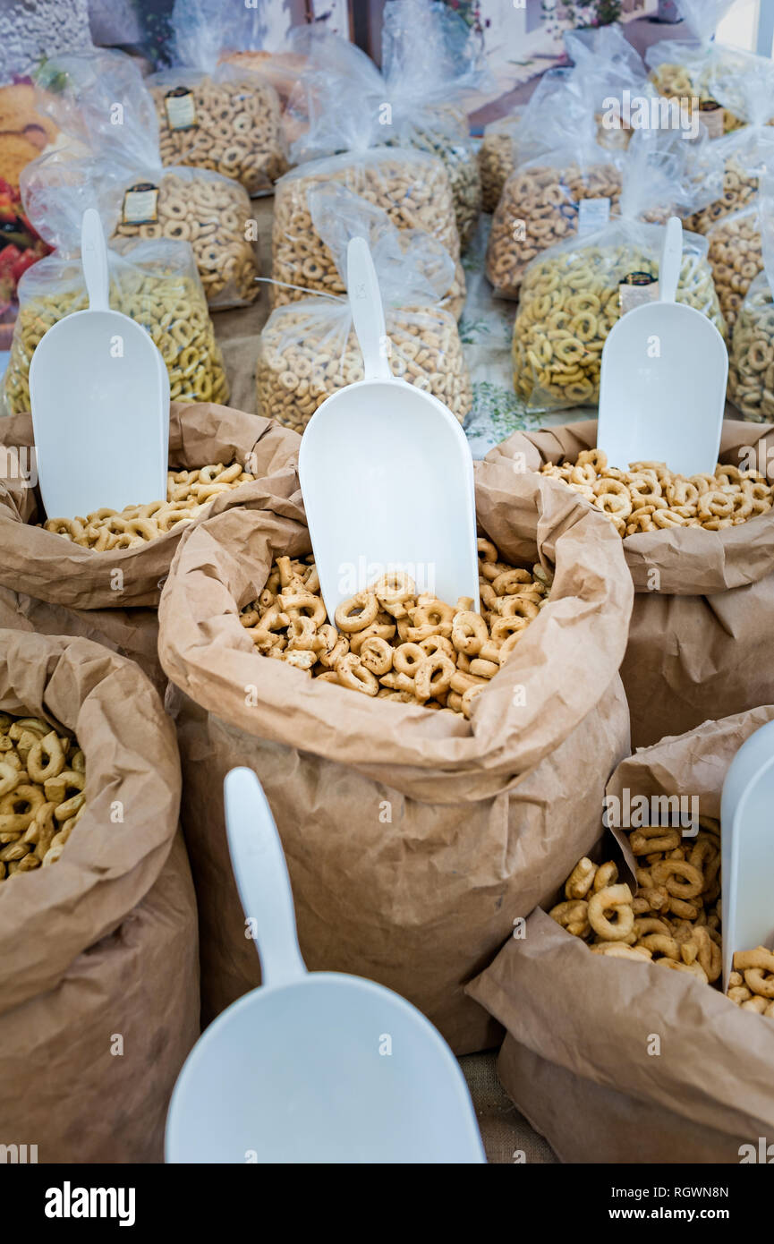 Taralli - Snack food italien traditionnel typique des Pouilles cuisine régionale sur le marché dans les Pouilles en Italie. Banque D'Images