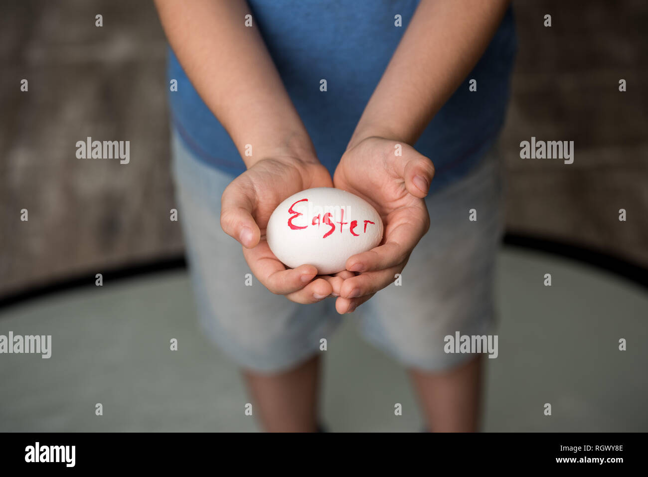 Les œufs de Pâques avec l'inscription dans les mains d'un enfant. Fond vert. Idées de Pâques. L'espace pour le texte. Les oeufs de Pâques. Lettrage de corail vivant. Heureux e Banque D'Images