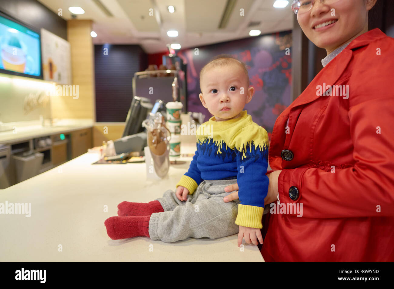 Shenzhen Chine Circa Decembre 16 Femme Avec Bebe A Mccafe A Shenzhen Mccafe Est Un Cafe De Style Interne De La Chaine Agro Alimentaire Propriete De Mcdonald Photo Stock Alamy