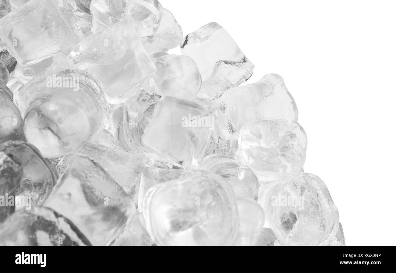 Des cubes de glace isolé sur fond blanc Banque D'Images
