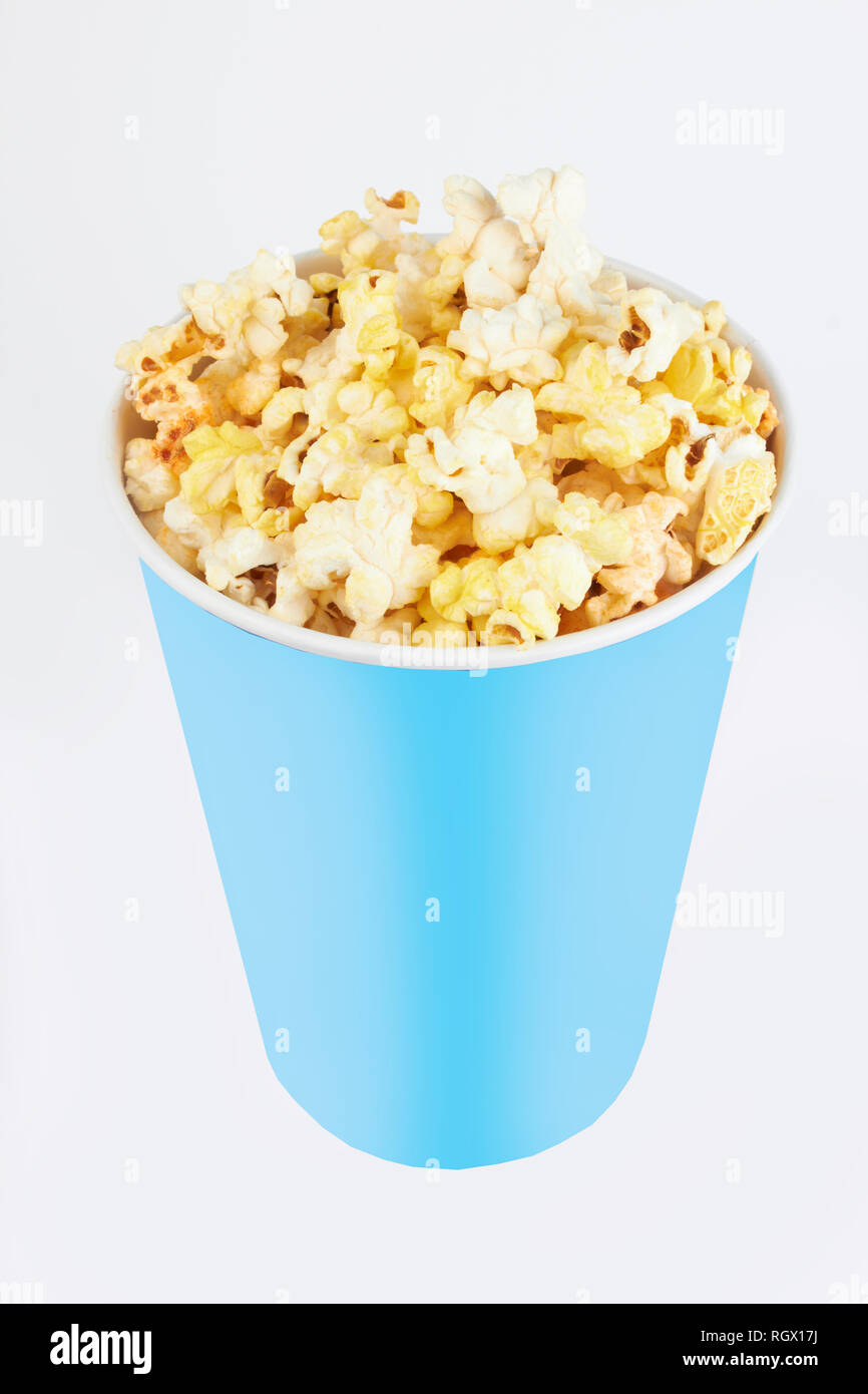 Grand bol bleu avec le pop-corn isolated on white Banque D'Images