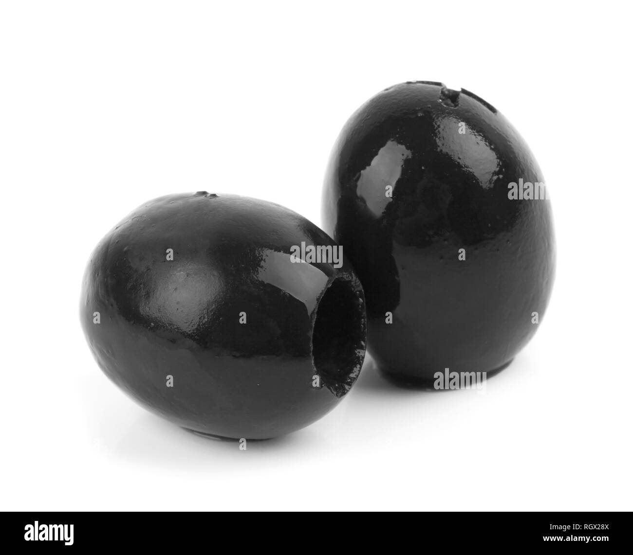 Deux olives noires sur un fond blanc Banque D'Images