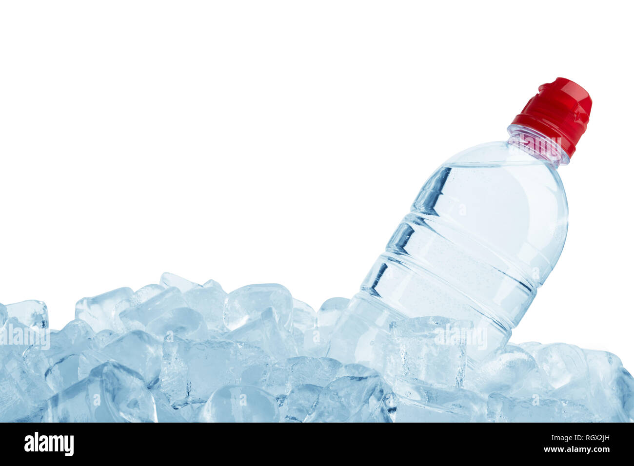 Bouteille de l'eau en glaçon isolé sur fond blanc Banque D'Images