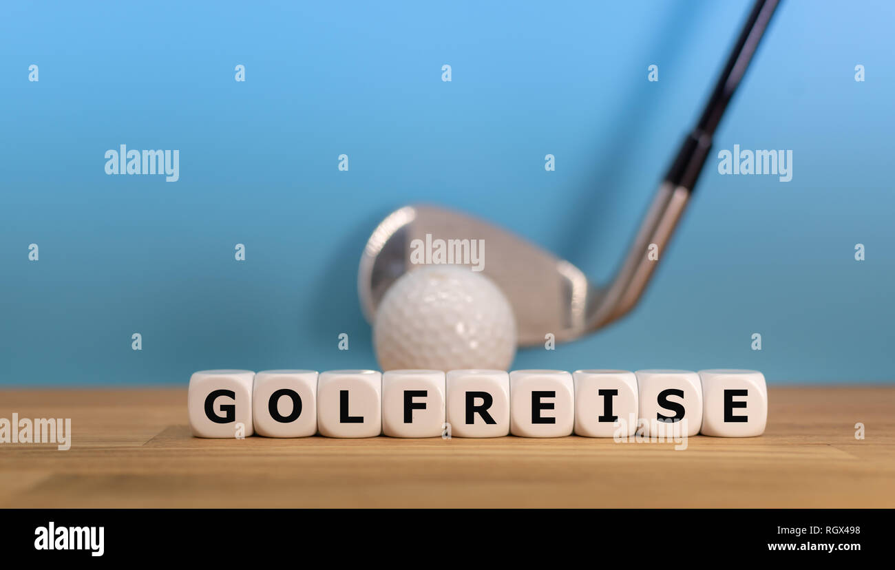 La forme dés mots allemand 'GOLFREISE' ('golf trip'' en anglais) en face d'une balle de golf et d'un chauffeur. Banque D'Images
