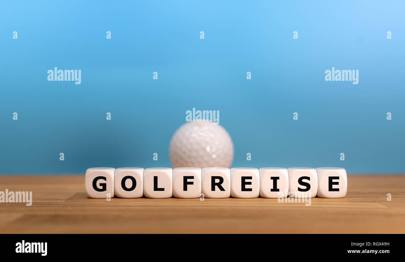 La forme dés mots allemand 'GOLFREISE' ('golf trip'' en anglais) en face d'une balle de golf. Banque D'Images