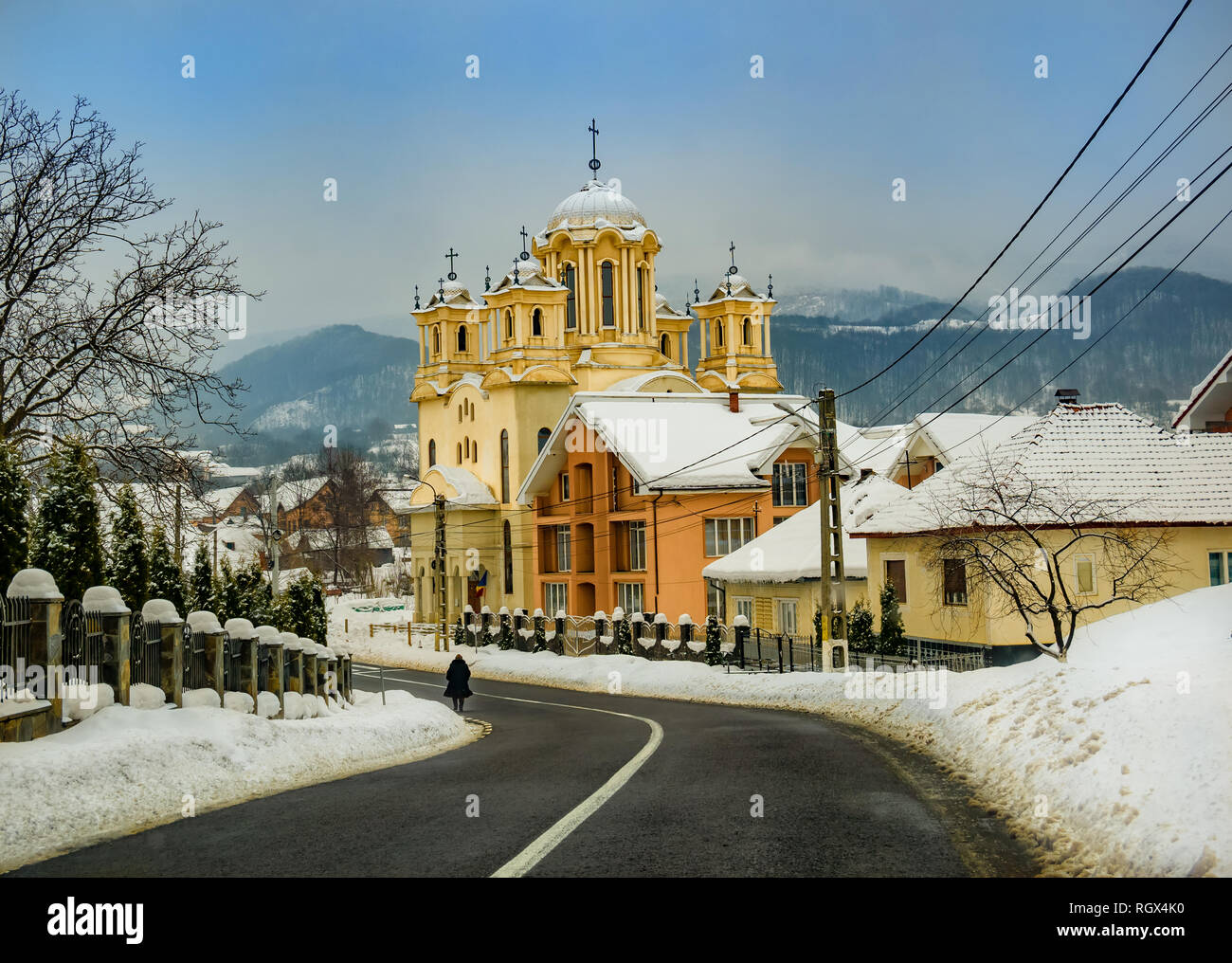 Église chrétienne orthodoxe dans le village de Certeze en hiver, région de Maramures en Roumanie Banque D'Images
