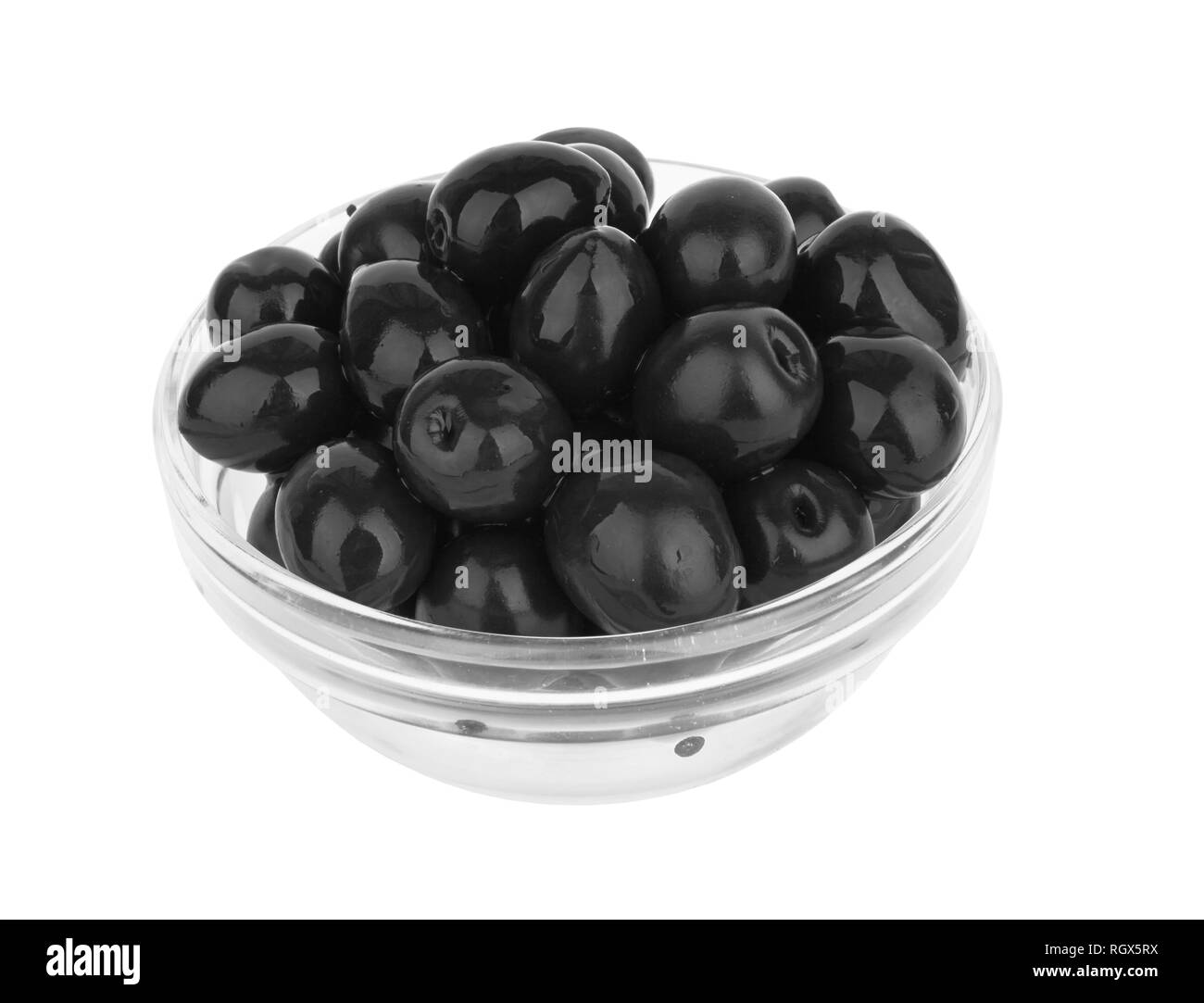 Olives noires en bol isolé sur fond blanc Banque D'Images