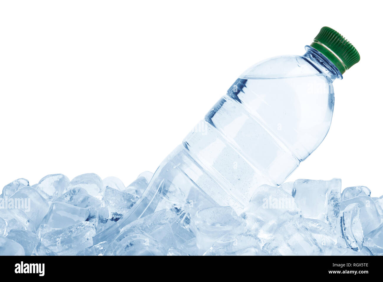 Bouteille de l'eau en glaçon isolé sur fond blanc Banque D'Images