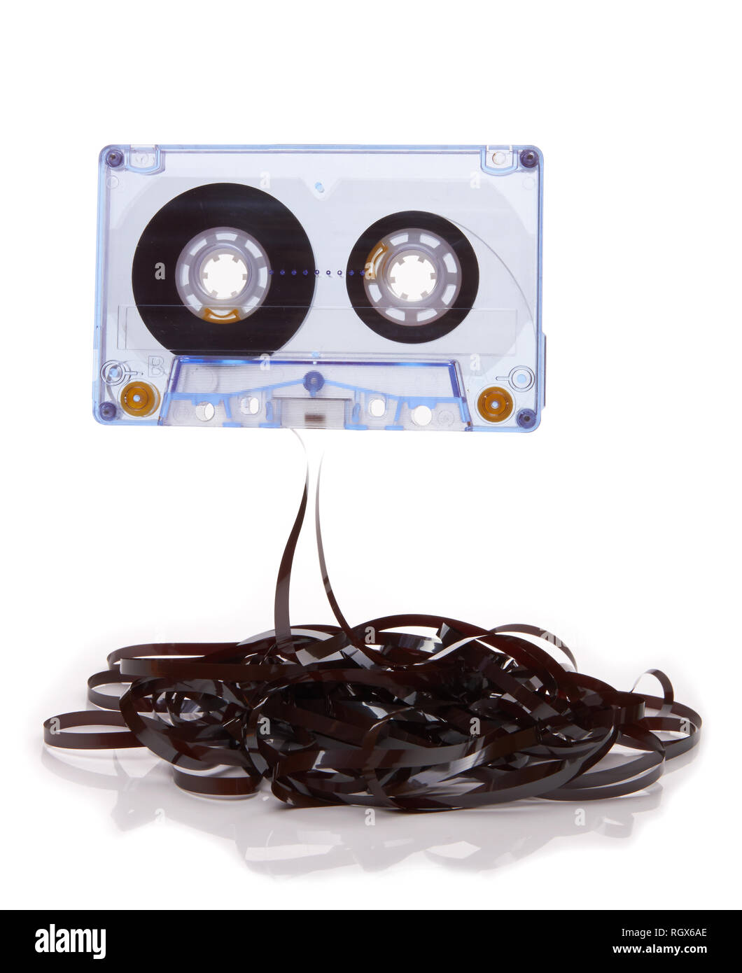 Cassette audio tape avec enchevêtrement sur fond blanc Banque D'Images