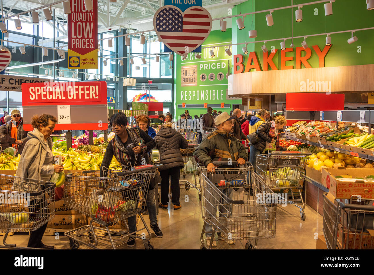 Les clients à l'épicerie dans un supermarché Lidl occupé dans la région métropolitaine d'Atlanta, Géorgie. (USA) Banque D'Images