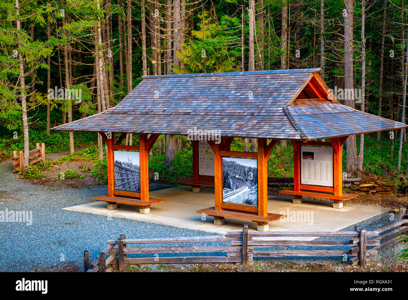 COWICHAN VALLEY - DEC 13, 2018 : stand d'informations lors de l'historique Kinsol Trestle Park, l'un des plus grands ponts en bois au monde construit en 1911 je Banque D'Images