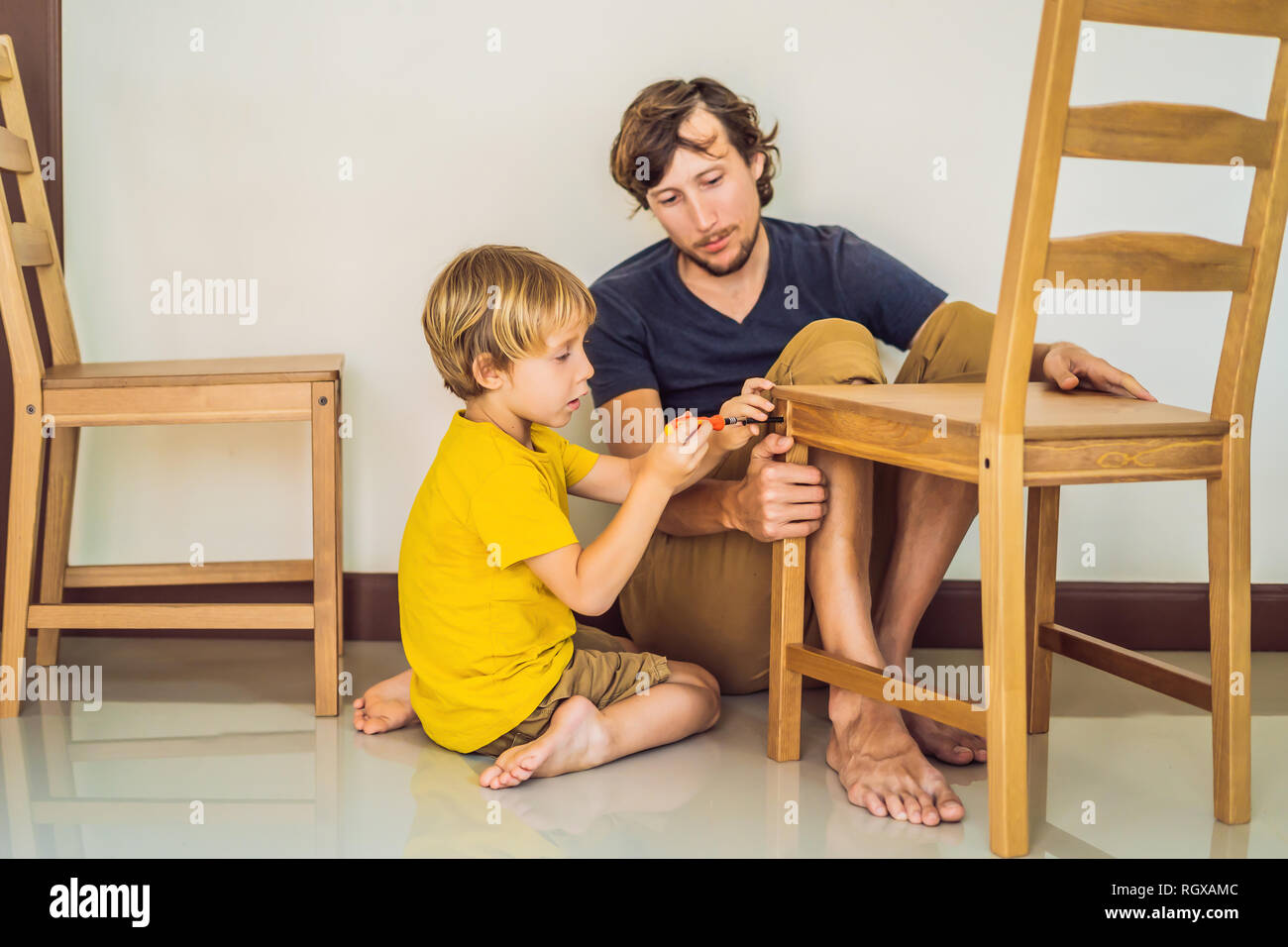 Père et fils montage de meubles. Garçon, il aidait son père à la maison.  Concept de famille heureuse Photo Stock - Alamy