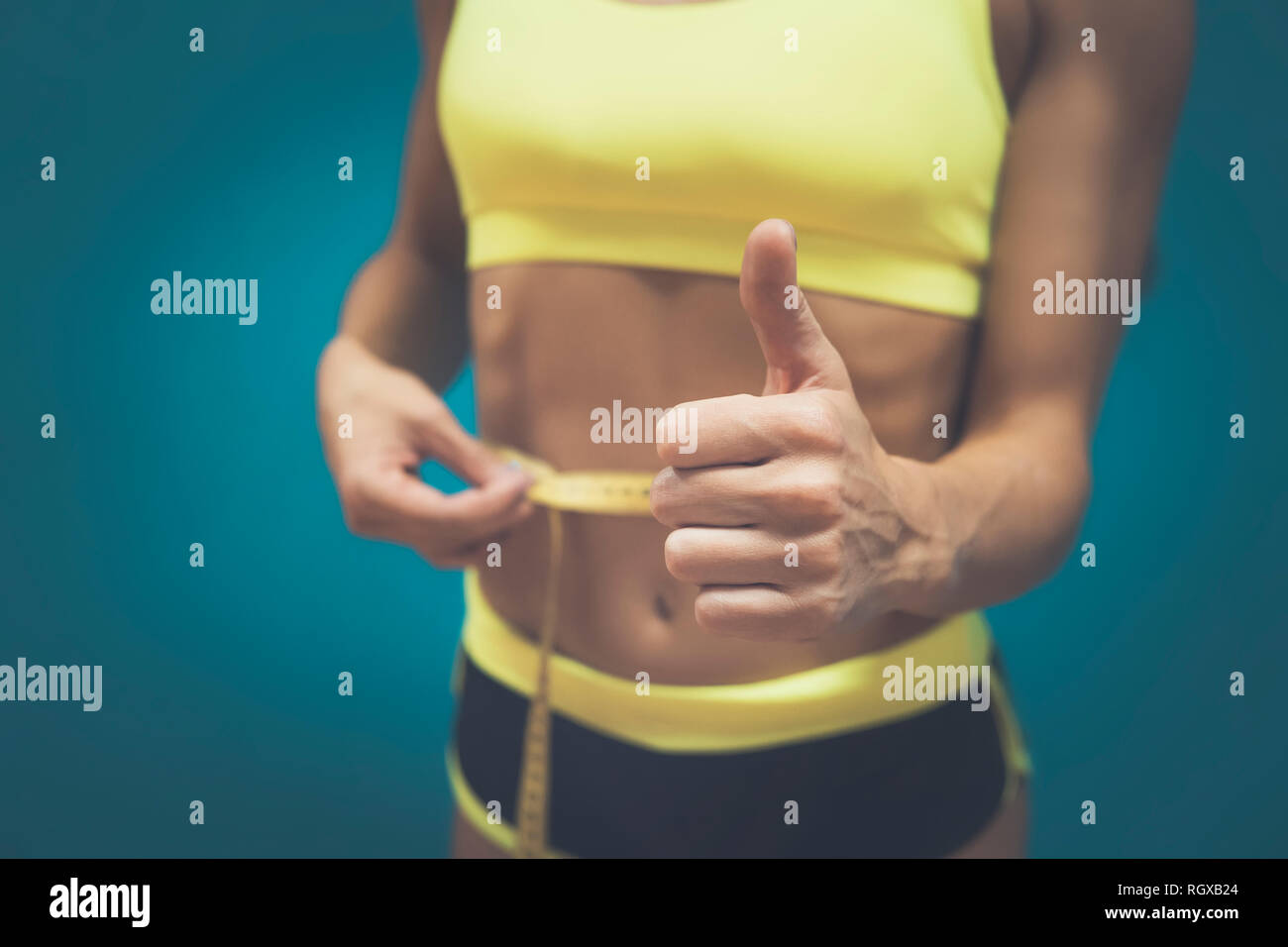 Récolte De Jeune Femme En Tenue De Sport Montrant La Perte